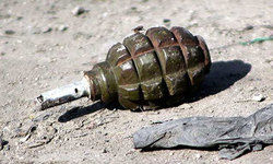 पुलवामा में आतंकी हमला, पोलिंग बूथ पर फेंका ग्रेनेड पुलवामा में आतंकी हमला, पोलिंग बूथ पर फेंका ग्रेनेड