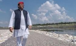 सोशल मीडिया पर वायरल हो रही अखिलेश की ये तस्वीर सोशल मीडिया पर वायरल हो रही अखिलेश की ये तस्वीर