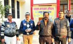 मतदाता दिवस पर  ज्वाइंट मजिस्ट्रेट ने बाटे पहचान पत्र