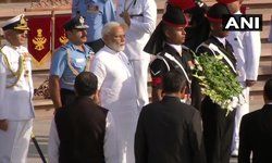 प्रधान मंत्री नरेंद्र मोदी दिल्ली में राष्ट्रीय युद्ध स्मारक पर श्रद्धांजलि अर्पित की।