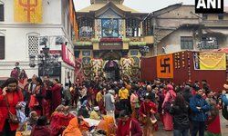 नेपाल: महाशिवरात्रि के अवसर पर बड़ी संख्या में भक्त भगवान शिव की पूजा करने के लिए काठमांडू के पशुपतिनाथ मंदिर में । नेपाल: महाशिवरात्रि के अवसर पर बड़ी संख्या में भक्त भगवान शिव की पूजा करने के लिए काठमांडू के पशुपतिनाथ मंदिर में ।