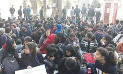 BHU  सृष्टि-2020 के लिए नहीं मिली सुविधा तो धरने पर बैठे छात्र