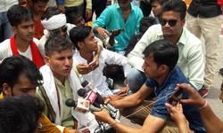 झांसी - शिवपाल सिंह यादव युवा वाहिनी उ0 प्र0 के प्रदेश अध्यक्ष स्वदेश यादव बुन्देलखण्ड विश्वविधालय झांसी में छात्रों का गलत मूल्यांकन के विरोध में प्रदर्शन कर धरने पर बैठे। झांसी - शिवपाल सिंह यादव युवा वाहिनी उ0 प्र0 के प्रदेश अध्यक्ष स्वदेश यादव बुन्देलखण्ड विश्वविधालय झांसी में छात्रों का गलत मूल्यांकन के विरोध में प्रदर्शन कर धरने पर बैठे।