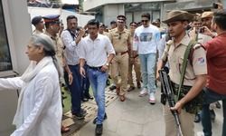 जया बच्चन, अभिषेक बच्चन और ऐश्वर्या राय बच्चन ने मुंबई के जुहू में एक मतदान केंद्र पर अपना वोट डाला।