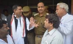 हाथ पकड़ने पर एएसपी से भिड़े सपा जिलाध्यक्ष हाथ पकड़ने पर एएसपी से भिड़े सपा जिलाध्यक्ष