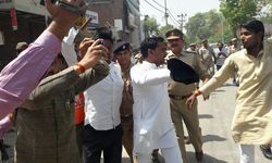 मुख्यमंत्री को दिखाया काला झंडा सुल्तानपुर मुख्य मंत्री आदित्य नाथ को समाजवादी छात्र सभा के पदाधिकारियो ने दिखाया काला झंडा पुलिस ने लिया हिरासत मे.