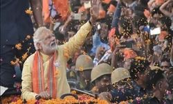 नामांकन से एक दिन पहले वाराणसी में PM मोदी, आज मेगा रोड शो