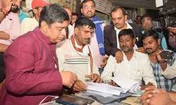 तेज बहादुर अपने वकील के साथ जिला निर्वाचन अधिकारी से मिलने गये