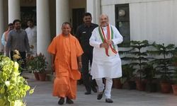 गुजरात जीत के लिए योगी के चरणों में बीजेपी हाईकमान गुजरात जीत के लिए योगी के चरणों में बीजेपी हाईकमान