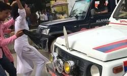 अमित शाह के फ्लीट के आगे कूदीं छात्राएं, काले झंडे दिखाए अमित शाह के फ्लीट के आगे कूदीं छात्राएं, काले झंडे दिखाए