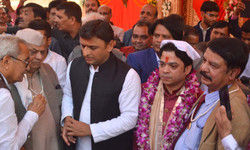 बीजेपी जेब में रखती है अफीम की पुड़िया - अखिलेश बीजेपी जेब में रखती है अफीम की पुड़िया - अखिलेश