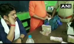 पश्चिम बंगाल: पुलिस ने कल आसनसोल रेलवे स्टेशन पर एक व्यक्ति को गिरफ्तार किया, उसके पास से 1 करोड़ रुपये नकद बरामद किए।