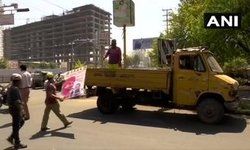 भोपाल:  नगर निगम द्वारा हटाए जा रहे भाजपा नेता  ज्योतिरादित्य सिंधिया के पोस्टर