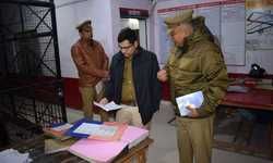 एसएसपी इटावा आकाश तोमर द्वारा थाना इकदिल एवं थाना बकेवर का किया औचक निरीक्षण