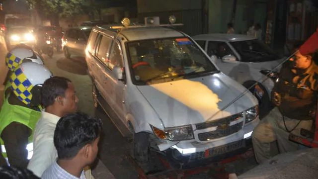 केन्द्रीय मंत्री के काफिले में चल रही कार डिवाइडर से टकराई केन्द्रीय मंत्री के काफिले में चल रही कार डिवाइडर से टकराई