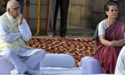 उपचुनाव जीतकर आए सपा सांसदों ने शपथ के बाद छुए आडवाणी-सोनिया के पैर उपचुनाव जीतकर आए सपा सांसदों ने शपथ के बाद छुए आडवाणी-सोनिया के पैर