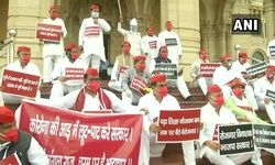 लखनऊ: आज से तीन दिवसीय विधानसभा सत्र शुरू हो रहा है, समाजवादी पार्टी के विधायकों ने राज्य सरकार के खिलाफ राज्य विधानसभा के बाहर धरना दिया लखनऊ: आज से तीन दिवसीय विधानसभा सत्र शुरू हो रहा है, समाजवादी पार्टी के विधायकों ने राज्य सरकार के खिलाफ राज्य विधानसभा के बाहर धरना दिया