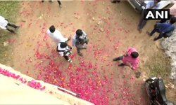 एनकाउंटर वाली जगह जुटी भीड़, लोगों ने लगाए पुलिस जिंदाबाद के नारे,बड़ी तादाद में आम लोग पुलिस पर फूल बरसा रहे हैं