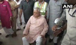 लालू प्रसाद यादव मुंबई के एशियाई हार्ट इंस्टीट्यूट से छुट्टी मिलने के बाद आज पटना आए। झारखंड उच्च न्यायालय ने 30 अगस्त तक उन्हें आत्मसमर्पण करने के लिए कहा था। लालू प्रसाद यादव मुंबई के एशियाई हार्ट इंस्टीट्यूट से छुट्टी मिलने के बाद आज पटना आए। झारखंड उच्च न्यायालय ने 30 अगस्त तक उन्हें आत्मसमर्पण करने के लिए कहा था।