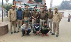 आजमगढ़ : ट्रक से 15 गोवंश पशु बरामद ३ अभियुक्त गिरफ्तार