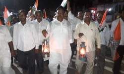 रायबरेली: यूपी सरकार द्वारा बढ़ाए गए बिजली के दामों के विरोध में डलमऊ में कांग्रेसियों ने लालटेन लेकर किया विरोध प्रदर्शन