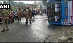 केरल: वायनाड में सुल्तान बाथरी में आज एक निजी बस के दुर्घटनाग्रस्त होने से 1 व्यक्ति की मौत हो गई, जबकि कम से कम 80 लोग घायल हो गए।