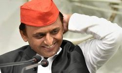 लखनऊ: अखिलेश यादव मुलायम सिंह के आवास से निकले। 4 VD गए बीच में कार्यकर्ताओं से गाडी रोक कर की मुलाक़ात