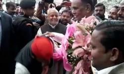 अखिलेश ने बेनी बाबू के पैर छूकर लिया आर्शीवाद, दी जन्मदिन की बधाई