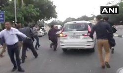 बेहद कड़ी सुरक्षा में राउज ऐवेन्यू कोर्ट ले जाए जा रहे हैं चिदंबरम। कुछ देर में सीबीआई कोर्ट के जज अजय कुमार के सामने होंगे पेश। कोर्ट के बाहर सुरक्षा व्यवस्था कड़ी कर दी गई है।