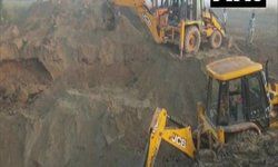 हरियाणा: करनाल के घरौंडा के हर सिंह पुरा गांव में कल 5 साल की बच्ची 50 फीट गहरे बोरवेल में गिर गई। बचाव अभियान जारी है।