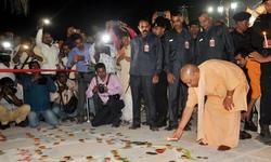 गोरखपुर : गोरखनाथ मंदिर में एक दिया शहीदों के नाम कार्यक्रम में मुख्यमंत्री योगी आदित्यनाथ। उनके लिए जो एक दिया भगवान राम के नाम मे राजनीति देख रहे थे।
