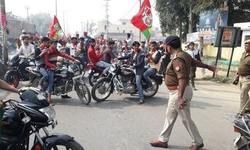 सपाइयों ने बाइकों से किये स्टंट, पुलिस ने की सख्ती सपाइयों ने बाइकों से किये स्टंट, पुलिस ने की सख्ती