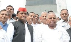 लोहिया की पुण्य तिथि पर लोहिया पार्क में साथ दिखे अखिलेश और मुलायम, शिवपाल रहे नदारद लोहिया की पुण्य तिथि पर लोहिया पार्क में साथ दिखे अखिलेश और मुलायम, शिवपाल रहे नदारद