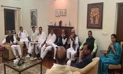 शरद पवार के घर कांग्रेस और एनसीपी की बैठक जारी शरद पवार के घर कांग्रेस और एनसीपी की बैठक जारी