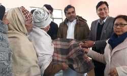 बिलारी तहसील परिसर में सपा विधायक फहीम ने किया कम्बलों का वितरण बिलारी तहसील परिसर में सपा विधायक फहीम ने किया कम्बलों का वितरण