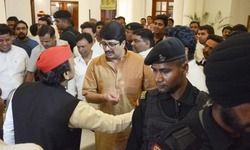 अखिलेश ने राजा भैया से सपा प्रत्याशी के पक्ष में मतदान करने का आग्रह किया।