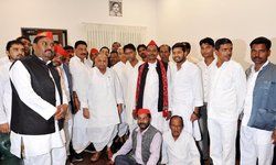 मुलायम सिंह यादव  ने आज पार्टी कार्यालय पहुँचकर मध्य प्रदेश से आए नेताओं-कार्यकर्ताओं को दिलाया जीत का संकल्प।