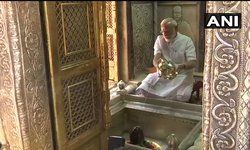 वाराणसी: प्रधानमंत्री नरेंद्र मोदी ने काशी विश्वनाथ मंदिर में पूजा अर्चना की।