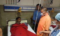 आगरा : सीएम योगी आदित्यनाथ कर्नाटक चुनाव प्रचार छोड़कर लौटे योगी ने ऑंधी तूफ़ान में घायल लोगों से अस्पताल में जाकर उनका हाल चाल लिया