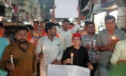 गुजरात व कठुआ में मासूम बच्चियों से बलात्कार को लेकर निकाला केंडल मार्च गुजरात व कठुआ में मासूम बच्चियों से बलात्कार को लेकर निकाला केंडल मार्च