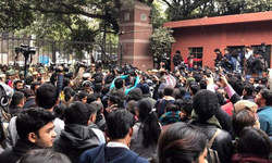 जेएनयू को न बनाओ ...राजनीति का अखाड़ा