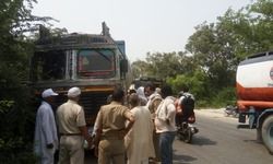 गोंडा- फैजाबाद हाईवे पर वजीरगंज थाना क्षेत्र में कार व टैंकर के बीच सामने से टक्कर हो गयी, जिसमें कार के परखच्चे उड़ गये। इस हादसे में कार में सवार पांच लोगों के मौके पर ही मौत ।