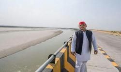 जब अचानक घाघरा पुल पर रूके अखिलेश, सब रह गए आश्चर्यचकित जब अचानक घाघरा पुल पर रूके अखिलेश, सब रह गए आश्चर्यचकित