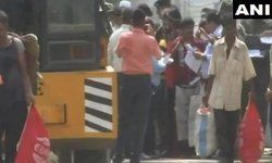 पाकिस्तान सरकार ने 26 मछुआरों सहित 29 भारतीय कैदियों को मानवता के आधार पर आज पंजाब के अटारी-वाघा बॉर्डर पर रिहा किया।