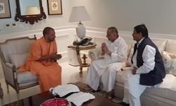 लखनऊ- मुलायम यादव से मिलने पहुंचे सीएम योगी, शिवपाल यादव साथ मौजूद, अखिलेश यादव नही हैं साथ।