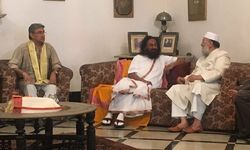 मौलाना सलमान नदवी ने श्रीश्री से की मुलाकात, अयोध्या मस्जिद-मंदिर मसले को लेकर हुई दोनों के बीच बातचीत.