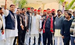 उन्नाव की मासूम बेटी की बेहद दुखद मौत पर ज़िला मुख्यालय कानपुर देहात माती में समाजवादी पार्टी नेता नीरज सिंह गौर पूर्व प्रत्याशी अकबरपुर रनिया के नेतृव में किया गया धरना प्रदर्शन उन्नाव की मासूम बेटी की बेहद दुखद मौत पर ज़िला मुख्यालय कानपुर देहात माती में समाजवादी पार्टी नेता नीरज सिंह गौर पूर्व प्रत्याशी अकबरपुर रनिया के नेतृव में किया गया धरना प्रदर्शन