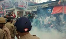 मुगलसराय रेलवे स्टेशन का नाम बदलने का विरोध कर रहे सपाइयों पर लाठीचार्ज मुगलसराय रेलवे स्टेशन का नाम बदलने का विरोध कर रहे सपाइयों पर लाठीचार्ज