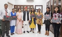 अलिखेश यादव ने मेधावियों को बांटे लैपटॉप अलिखेश यादव ने मेधावियों को बांटे लैपटॉप