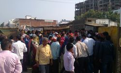 शिवपुर थाना क्षेत्र के बाईपास पर बाइक सवार मनीष (20)  निवासी भरलाई शिवपुर की बेकाबू ट्रक ने रौंदा। मौके पर ही हुई मौत, परिजनों में मचा कोहराम, शिवपुर पुलिस मौके पर